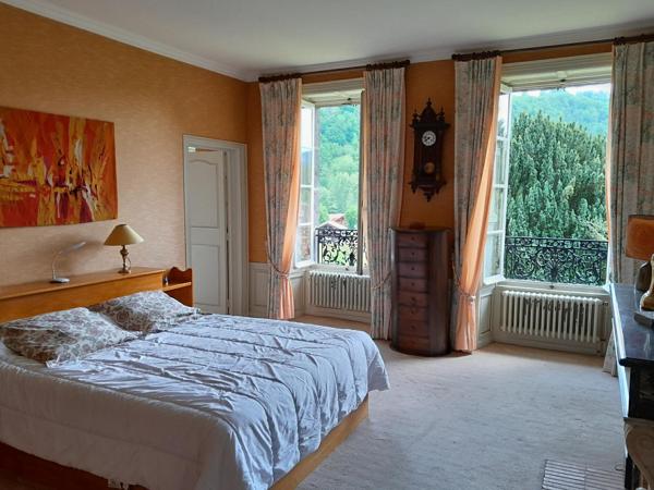 DOMAINE ET DEPENDANCES AUX "PORTES D' AURILLAC" SUR TERRAIN BOISE DE 3 Ha