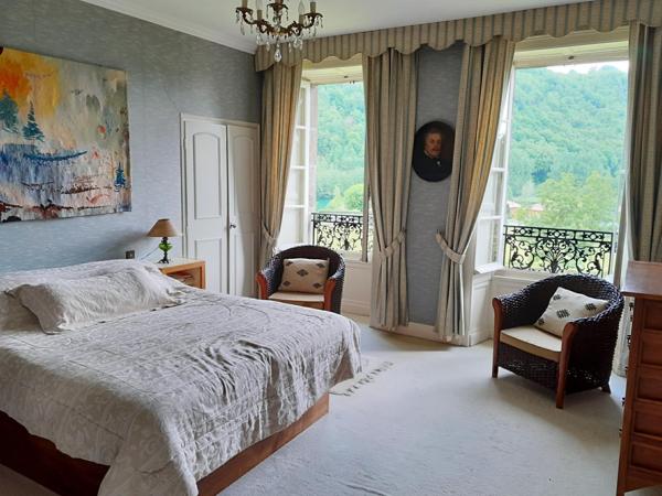 DOMAINE ET DEPENDANCES AUX "PORTES D' AURILLAC" SUR TERRAIN BOISE DE 3 Ha