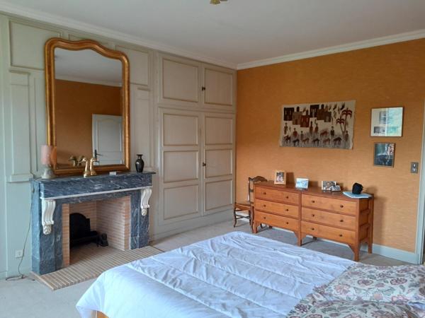 DOMAINE ET DEPENDANCES AUX "PORTES D' AURILLAC" SUR TERRAIN BOISE DE 3 Ha