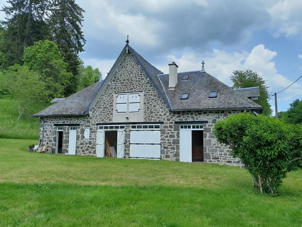 DOMAINE ET DEPENDANCES AUX "PORTES D' AURILLAC" SUR TERRAIN BOISE DE 3 Ha