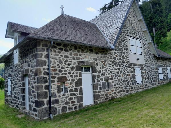 DOMAINE ET DEPENDANCES AUX "PORTES D' AURILLAC" SUR TERRAIN BOISE DE 3 Ha