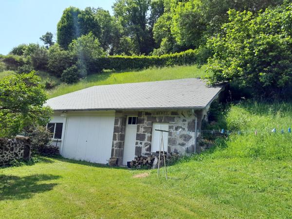 DOMAINE ET DEPENDANCES AUX "PORTES D' AURILLAC" SUR TERRAIN BOISE DE 3 Ha
