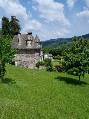 DOMAINE ET DEPENDANCES AUX "PORTES D' AURILLAC" SUR TERRAIN BOISE DE 3 Ha