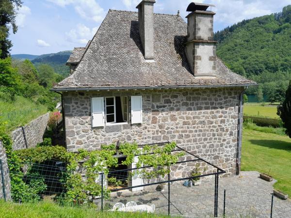 DOMAINE ET DEPENDANCES AUX "PORTES D' AURILLAC" SUR TERRAIN BOISE DE 3 Ha