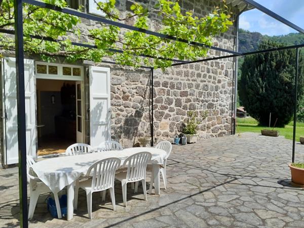 DOMAINE ET DEPENDANCES AUX "PORTES D' AURILLAC" SUR TERRAIN BOISE DE 3 Ha