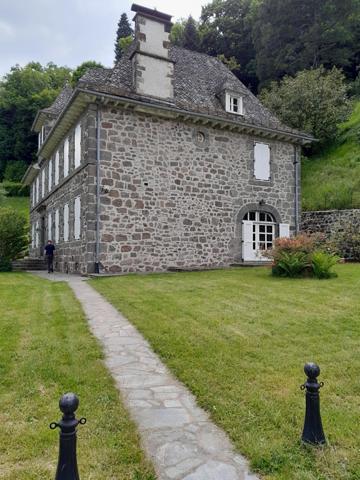 DOMAINE ET DEPENDANCES AUX "PORTES D' AURILLAC" SUR TERRAIN BOISE DE 3 Ha