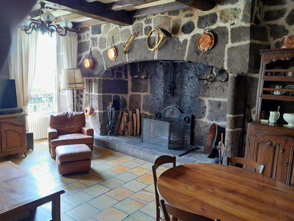 DOMAINE ET DEPENDANCES AUX "PORTES D' AURILLAC" SUR TERRAIN BOISE DE 3 Ha