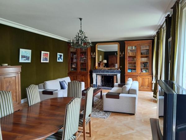 DOMAINE ET DEPENDANCES AUX "PORTES D' AURILLAC" SUR TERRAIN BOISE DE 3 Ha