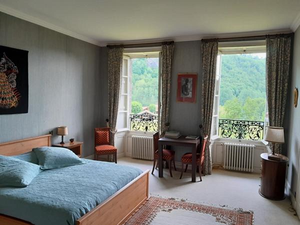 DOMAINE ET DEPENDANCES AUX "PORTES D' AURILLAC" SUR TERRAIN BOISE DE 3 Ha