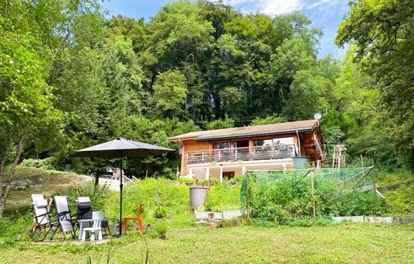 TRES GRAND CHALET EN PARFAIT ETAT-EN PLEINE NATURE.