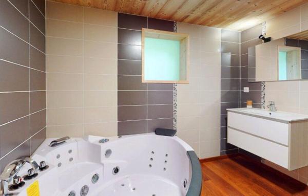 TRES GRAND CHALET EN PARFAIT ETAT-EN PLEINE NATURE.