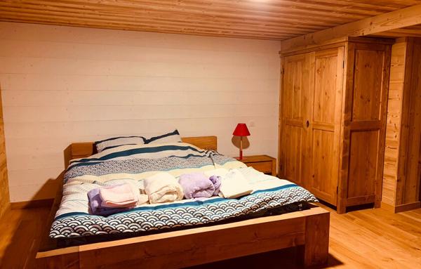 TRES GRAND CHALET EN PARFAIT ETAT-EN PLEINE NATURE.