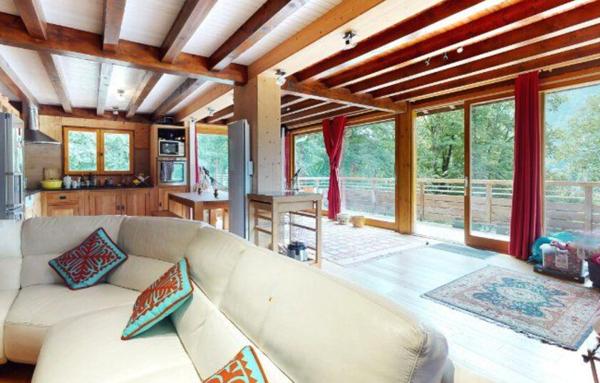 TRES GRAND CHALET EN PARFAIT ETAT-EN PLEINE NATURE.