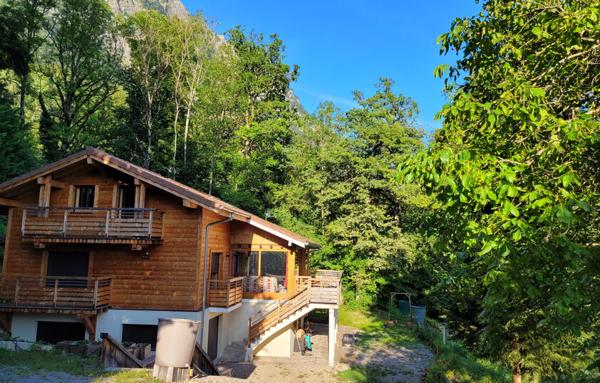 TRES GRAND CHALET EN PARFAIT ETAT-EN PLEINE NATURE.