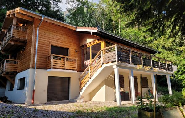 TRES GRAND CHALET EN PARFAIT ETAT-EN PLEINE NATURE.