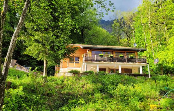 TRES GRAND CHALET EN PARFAIT ETAT-EN PLEINE NATURE.