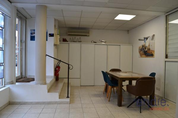 A vendre murs de bureau idéalement situé à quelques pas de la mer.