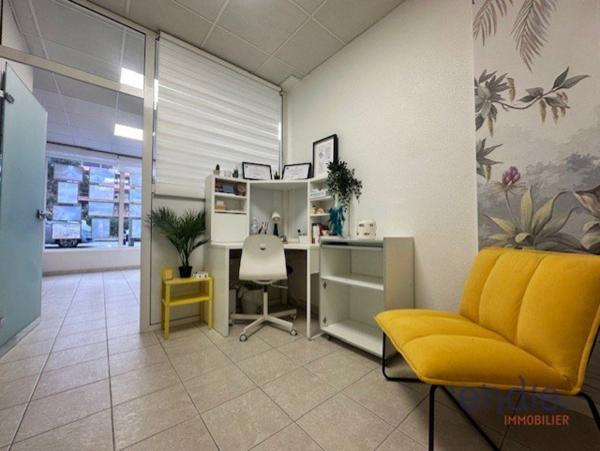 A vendre murs de bureau idéalement situé à quelques pas de la mer.