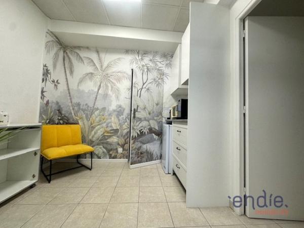 A vendre murs de bureau idéalement situé à quelques pas de la mer.