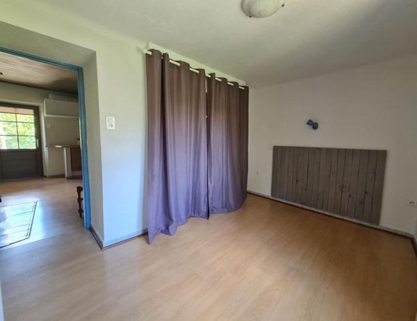 Propriété atypique avec + de 9 hectares de terrain, autonomie et charme authentique