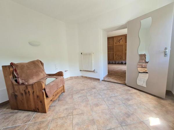 Propriété atypique avec + de 9 hectares de terrain, autonomie et charme authentique