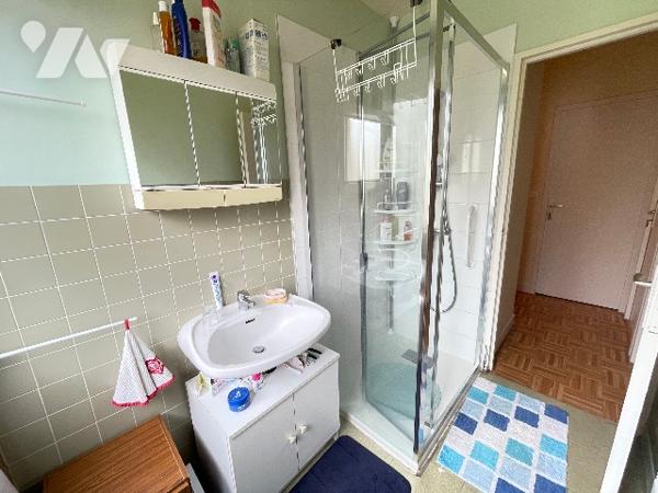 Pavillon élevée sur sous-sol avec jardin clos