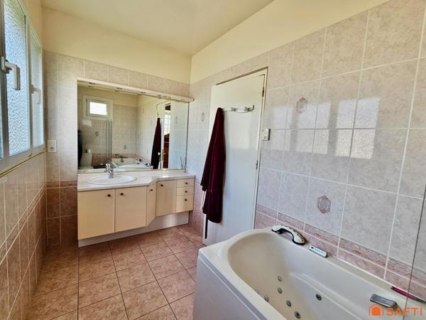 Paimpol : le privilège du " tout à pied " dans un écrin de verdure.