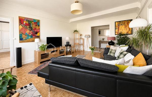 Appartement 124 m² - Hyper centre Beauvais – Place Jeanne Hachette
En plein cœur de Beauvais, découvrez ce spacieux appartement de 124 m², entièrement rénové en 2017 et situé au 3ᵉ étage d’un immeuble soigné.
Il se compose d’un séjour lumineux, d’une salle à manger, d’une cuisine aménagée et équipée avec cellier, de trois grandes chambres, d’une salle d’eau moderne et de WC séparés.
De nombreux rangements optimisent l’espace. 
Charges maîtrisées (~90 €/mois). 
Vue imprenable sur la place et la cathédrale. Emplacement d’exception, idéal pour vivre ou investir en centre ville.