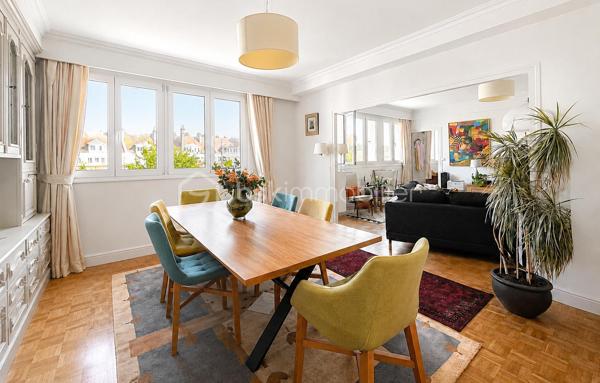 Appartement 124 m² - Hyper centre Beauvais – Place Jeanne Hachette
En plein cœur de Beauvais, découvrez ce spacieux appartement de 124 m², entièrement rénové en 2017 et situé au 3ᵉ étage d’un immeuble soigné.
Il se compose d’un séjour lumineux, d’une salle à manger, d’une cuisine aménagée et équipée avec cellier, de trois grandes chambres, d’une salle d’eau moderne et de WC séparés.
De nombreux rangements optimisent l’espace. 
Charges maîtrisées (~90 €/mois). 
Vue imprenable sur la place et la cathédrale. Emplacement d’exception, idéal pour vivre ou investir en centre ville.