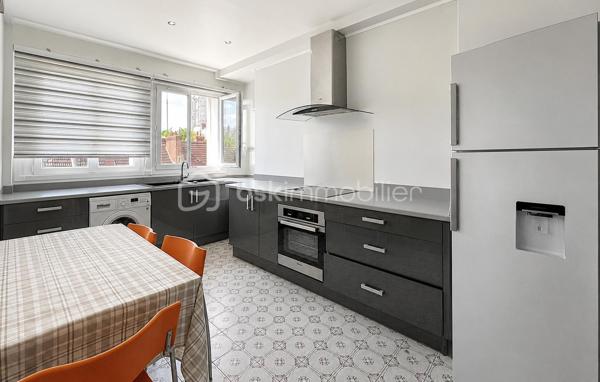 Appartement 124 m² - Hyper centre Beauvais – Place Jeanne Hachette
En plein cœur de Beauvais, découvrez ce spacieux appartement de 124 m², entièrement rénové en 2017 et situé au 3ᵉ étage d’un immeuble soigné.
Il se compose d’un séjour lumineux, d’une salle à manger, d’une cuisine aménagée et équipée avec cellier, de trois grandes chambres, d’une salle d’eau moderne et de WC séparés.
De nombreux rangements optimisent l’espace. 
Charges maîtrisées (~90 €/mois). 
Vue imprenable sur la place et la cathédrale. Emplacement d’exception, idéal pour vivre ou investir en centre ville.