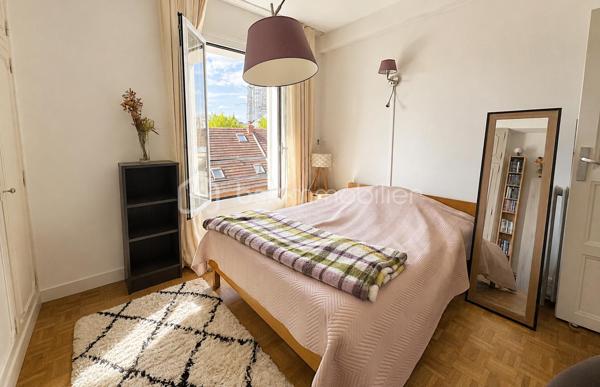 Appartement 124 m² - Hyper centre Beauvais – Place Jeanne Hachette
En plein cœur de Beauvais, découvrez ce spacieux appartement de 124 m², entièrement rénové en 2017 et situé au 3ᵉ étage d’un immeuble soigné.
Il se compose d’un séjour lumineux, d’une salle à manger, d’une cuisine aménagée et équipée avec cellier, de trois grandes chambres, d’une salle d’eau moderne et de WC séparés.
De nombreux rangements optimisent l’espace. 
Charges maîtrisées (~90 €/mois). 
Vue imprenable sur la place et la cathédrale. Emplacement d’exception, idéal pour vivre ou investir en centre ville.