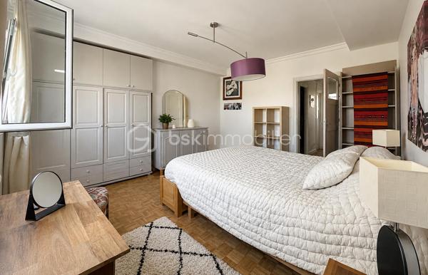 Appartement 124 m² - Hyper centre Beauvais – Place Jeanne Hachette
En plein cœur de Beauvais, découvrez ce spacieux appartement de 124 m², entièrement rénové en 2017 et situé au 3ᵉ étage d’un immeuble soigné.
Il se compose d’un séjour lumineux, d’une salle à manger, d’une cuisine aménagée et équipée avec cellier, de trois grandes chambres, d’une salle d’eau moderne et de WC séparés.
De nombreux rangements optimisent l’espace. 
Charges maîtrisées (~90 €/mois). 
Vue imprenable sur la place et la cathédrale. Emplacement d’exception, idéal pour vivre ou investir en centre ville.