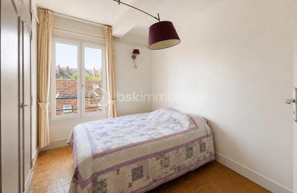 Appartement 124 m² - Hyper centre Beauvais – Place Jeanne Hachette
En plein cœur de Beauvais, découvrez ce spacieux appartement de 124 m², entièrement rénové en 2017 et situé au 3ᵉ étage d’un immeuble soigné.
Il se compose d’un séjour lumineux, d’une salle à manger, d’une cuisine aménagée et équipée avec cellier, de trois grandes chambres, d’une salle d’eau moderne et de WC séparés.
De nombreux rangements optimisent l’espace. 
Charges maîtrisées (~90 €/mois). 
Vue imprenable sur la place et la cathédrale. Emplacement d’exception, idéal pour vivre ou investir en centre ville.