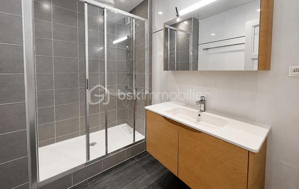Appartement 124 m² - Hyper centre Beauvais – Place Jeanne Hachette
En plein cœur de Beauvais, découvrez ce spacieux appartement de 124 m², entièrement rénové en 2017 et situé au 3ᵉ étage d’un immeuble soigné.
Il se compose d’un séjour lumineux, d’une salle à manger, d’une cuisine aménagée et équipée avec cellier, de trois grandes chambres, d’une salle d’eau moderne et de WC séparés.
De nombreux rangements optimisent l’espace. 
Charges maîtrisées (~90 €/mois). 
Vue imprenable sur la place et la cathédrale. Emplacement d’exception, idéal pour vivre ou investir en centre ville.