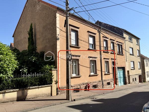 À seulement 300 mètres du centre-ville de Sarreguemines, découvrez cet appartement de plus de 83 m², situé au rez-de-chaussée d’une petite copropriété, dans une rue calme et peu passante.

L’appartement se distingue par ses beaux volumes et sa luminosité, avec notamment un agréable salon-séjour-cuisine offrant un espace de vie très confortable.

Les deux chambres, situées à l’arrière de l’appartement, bénéficient d’un environnement calme et donnent sur la cour. L’une d’elles dispose d’un accès direct et privatif à la salle de bains, équipée à la fois d’une douche et d’une baignoire.

L’ensemble de l’appartement vient d’être entièrement repeint. Il conserve également le charme d’un ancien parquet massif, qui mériterait d’être rénové, décapé et éventuellement revitrifié afin de retrouver tout son cachet.

La copropriété est de petite taille et bénéficie d’un syndic bénévole. L’immeuble est en bon état et les parties communes sont particulièrement bien entretenues.

Autre véritable atout : l’appartement est vendu avec deux garages, accessibles par un porche, et une grande cave. L’un des deux garages est actuellement loué, offrant ainsi un revenu locatif complémentaire à son propriétaire.