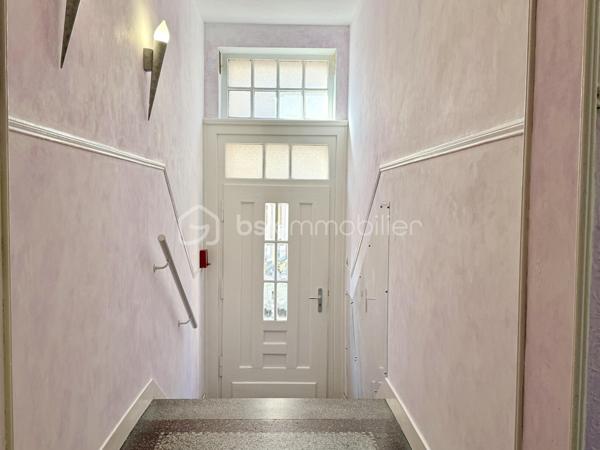 À seulement 300 mètres du centre-ville de Sarreguemines, découvrez cet appartement de plus de 83 m², situé au rez-de-chaussée d’une petite copropriété, dans une rue calme et peu passante.

L’appartement se distingue par ses beaux volumes et sa luminosité, avec notamment un agréable salon-séjour-cuisine offrant un espace de vie très confortable.

Les deux chambres, situées à l’arrière de l’appartement, bénéficient d’un environnement calme et donnent sur la cour. L’une d’elles dispose d’un accès direct et privatif à la salle de bains, équipée à la fois d’une douche et d’une baignoire.

L’ensemble de l’appartement vient d’être entièrement repeint. Il conserve également le charme d’un ancien parquet massif, qui mériterait d’être rénové, décapé et éventuellement revitrifié afin de retrouver tout son cachet.

La copropriété est de petite taille et bénéficie d’un syndic bénévole. L’immeuble est en bon état et les parties communes sont particulièrement bien entretenues.

Autre véritable atout : l’appartement est vendu avec deux garages, accessibles par un porche, et une grande cave. L’un des deux garages est actuellement loué, offrant ainsi un revenu locatif complémentaire à son propriétaire.