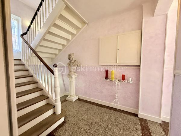 À seulement 300 mètres du centre-ville de Sarreguemines, découvrez cet appartement de plus de 83 m², situé au rez-de-chaussée d’une petite copropriété, dans une rue calme et peu passante.

L’appartement se distingue par ses beaux volumes et sa luminosité, avec notamment un agréable salon-séjour-cuisine offrant un espace de vie très confortable.

Les deux chambres, situées à l’arrière de l’appartement, bénéficient d’un environnement calme et donnent sur la cour. L’une d’elles dispose d’un accès direct et privatif à la salle de bains, équipée à la fois d’une douche et d’une baignoire.

L’ensemble de l’appartement vient d’être entièrement repeint. Il conserve également le charme d’un ancien parquet massif, qui mériterait d’être rénové, décapé et éventuellement revitrifié afin de retrouver tout son cachet.

La copropriété est de petite taille et bénéficie d’un syndic bénévole. L’immeuble est en bon état et les parties communes sont particulièrement bien entretenues.

Autre véritable atout : l’appartement est vendu avec deux garages, accessibles par un porche, et une grande cave. L’un des deux garages est actuellement loué, offrant ainsi un revenu locatif complémentaire à son propriétaire.