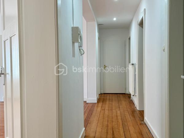 À seulement 300 mètres du centre-ville de Sarreguemines, découvrez cet appartement de plus de 83 m², situé au rez-de-chaussée d’une petite copropriété, dans une rue calme et peu passante.

L’appartement se distingue par ses beaux volumes et sa luminosité, avec notamment un agréable salon-séjour-cuisine offrant un espace de vie très confortable.

Les deux chambres, situées à l’arrière de l’appartement, bénéficient d’un environnement calme et donnent sur la cour. L’une d’elles dispose d’un accès direct et privatif à la salle de bains, équipée à la fois d’une douche et d’une baignoire.

L’ensemble de l’appartement vient d’être entièrement repeint. Il conserve également le charme d’un ancien parquet massif, qui mériterait d’être rénové, décapé et éventuellement revitrifié afin de retrouver tout son cachet.

La copropriété est de petite taille et bénéficie d’un syndic bénévole. L’immeuble est en bon état et les parties communes sont particulièrement bien entretenues.

Autre véritable atout : l’appartement est vendu avec deux garages, accessibles par un porche, et une grande cave. L’un des deux garages est actuellement loué, offrant ainsi un revenu locatif complémentaire à son propriétaire.