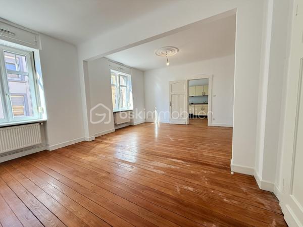 À seulement 300 mètres du centre-ville de Sarreguemines, découvrez cet appartement de plus de 83 m², situé au rez-de-chaussée d’une petite copropriété, dans une rue calme et peu passante.

L’appartement se distingue par ses beaux volumes et sa luminosité, avec notamment un agréable salon-séjour-cuisine offrant un espace de vie très confortable.

Les deux chambres, situées à l’arrière de l’appartement, bénéficient d’un environnement calme et donnent sur la cour. L’une d’elles dispose d’un accès direct et privatif à la salle de bains, équipée à la fois d’une douche et d’une baignoire.

L’ensemble de l’appartement vient d’être entièrement repeint. Il conserve également le charme d’un ancien parquet massif, qui mériterait d’être rénové, décapé et éventuellement revitrifié afin de retrouver tout son cachet.

La copropriété est de petite taille et bénéficie d’un syndic bénévole. L’immeuble est en bon état et les parties communes sont particulièrement bien entretenues.

Autre véritable atout : l’appartement est vendu avec deux garages, accessibles par un porche, et une grande cave. L’un des deux garages est actuellement loué, offrant ainsi un revenu locatif complémentaire à son propriétaire.