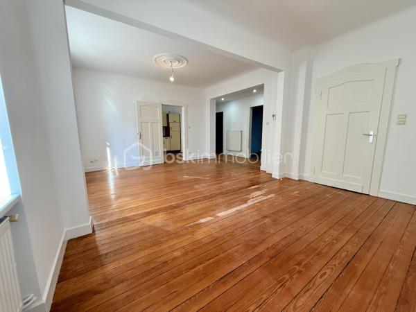 À seulement 300 mètres du centre-ville de Sarreguemines, découvrez cet appartement de plus de 83 m², situé au rez-de-chaussée d’une petite copropriété, dans une rue calme et peu passante.

L’appartement se distingue par ses beaux volumes et sa luminosité, avec notamment un agréable salon-séjour-cuisine offrant un espace de vie très confortable.

Les deux chambres, situées à l’arrière de l’appartement, bénéficient d’un environnement calme et donnent sur la cour. L’une d’elles dispose d’un accès direct et privatif à la salle de bains, équipée à la fois d’une douche et d’une baignoire.

L’ensemble de l’appartement vient d’être entièrement repeint. Il conserve également le charme d’un ancien parquet massif, qui mériterait d’être rénové, décapé et éventuellement revitrifié afin de retrouver tout son cachet.

La copropriété est de petite taille et bénéficie d’un syndic bénévole. L’immeuble est en bon état et les parties communes sont particulièrement bien entretenues.

Autre véritable atout : l’appartement est vendu avec deux garages, accessibles par un porche, et une grande cave. L’un des deux garages est actuellement loué, offrant ainsi un revenu locatif complémentaire à son propriétaire.
