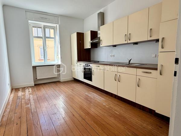 À seulement 300 mètres du centre-ville de Sarreguemines, découvrez cet appartement de plus de 83 m², situé au rez-de-chaussée d’une petite copropriété, dans une rue calme et peu passante.

L’appartement se distingue par ses beaux volumes et sa luminosité, avec notamment un agréable salon-séjour-cuisine offrant un espace de vie très confortable.

Les deux chambres, situées à l’arrière de l’appartement, bénéficient d’un environnement calme et donnent sur la cour. L’une d’elles dispose d’un accès direct et privatif à la salle de bains, équipée à la fois d’une douche et d’une baignoire.

L’ensemble de l’appartement vient d’être entièrement repeint. Il conserve également le charme d’un ancien parquet massif, qui mériterait d’être rénové, décapé et éventuellement revitrifié afin de retrouver tout son cachet.

La copropriété est de petite taille et bénéficie d’un syndic bénévole. L’immeuble est en bon état et les parties communes sont particulièrement bien entretenues.

Autre véritable atout : l’appartement est vendu avec deux garages, accessibles par un porche, et une grande cave. L’un des deux garages est actuellement loué, offrant ainsi un revenu locatif complémentaire à son propriétaire.
