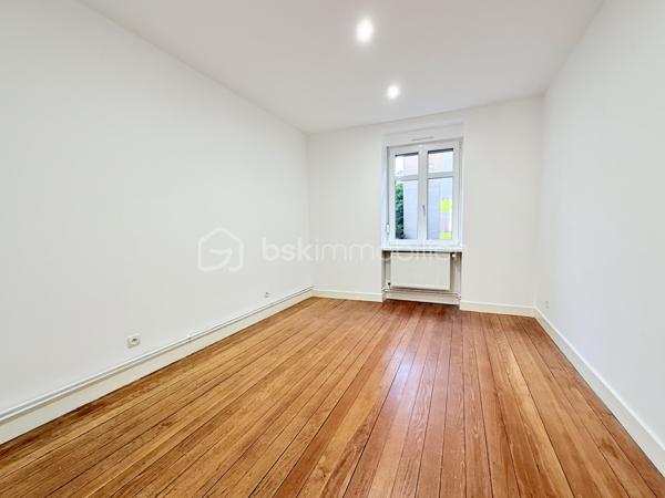 À seulement 300 mètres du centre-ville de Sarreguemines, découvrez cet appartement de plus de 83 m², situé au rez-de-chaussée d’une petite copropriété, dans une rue calme et peu passante.

L’appartement se distingue par ses beaux volumes et sa luminosité, avec notamment un agréable salon-séjour-cuisine offrant un espace de vie très confortable.

Les deux chambres, situées à l’arrière de l’appartement, bénéficient d’un environnement calme et donnent sur la cour. L’une d’elles dispose d’un accès direct et privatif à la salle de bains, équipée à la fois d’une douche et d’une baignoire.

L’ensemble de l’appartement vient d’être entièrement repeint. Il conserve également le charme d’un ancien parquet massif, qui mériterait d’être rénové, décapé et éventuellement revitrifié afin de retrouver tout son cachet.

La copropriété est de petite taille et bénéficie d’un syndic bénévole. L’immeuble est en bon état et les parties communes sont particulièrement bien entretenues.

Autre véritable atout : l’appartement est vendu avec deux garages, accessibles par un porche, et une grande cave. L’un des deux garages est actuellement loué, offrant ainsi un revenu locatif complémentaire à son propriétaire.