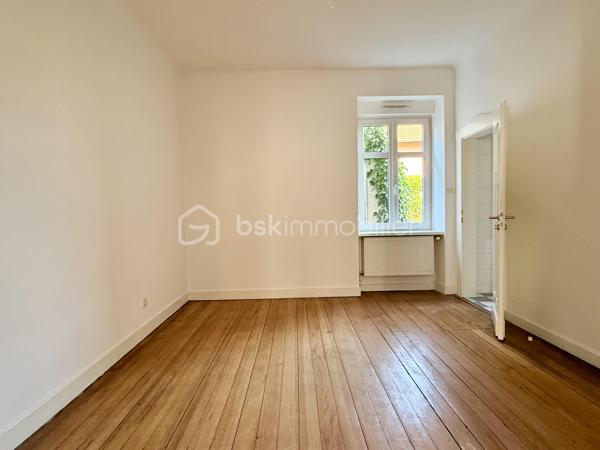 À seulement 300 mètres du centre-ville de Sarreguemines, découvrez cet appartement de plus de 83 m², situé au rez-de-chaussée d’une petite copropriété, dans une rue calme et peu passante.

L’appartement se distingue par ses beaux volumes et sa luminosité, avec notamment un agréable salon-séjour-cuisine offrant un espace de vie très confortable.

Les deux chambres, situées à l’arrière de l’appartement, bénéficient d’un environnement calme et donnent sur la cour. L’une d’elles dispose d’un accès direct et privatif à la salle de bains, équipée à la fois d’une douche et d’une baignoire.

L’ensemble de l’appartement vient d’être entièrement repeint. Il conserve également le charme d’un ancien parquet massif, qui mériterait d’être rénové, décapé et éventuellement revitrifié afin de retrouver tout son cachet.

La copropriété est de petite taille et bénéficie d’un syndic bénévole. L’immeuble est en bon état et les parties communes sont particulièrement bien entretenues.

Autre véritable atout : l’appartement est vendu avec deux garages, accessibles par un porche, et une grande cave. L’un des deux garages est actuellement loué, offrant ainsi un revenu locatif complémentaire à son propriétaire.