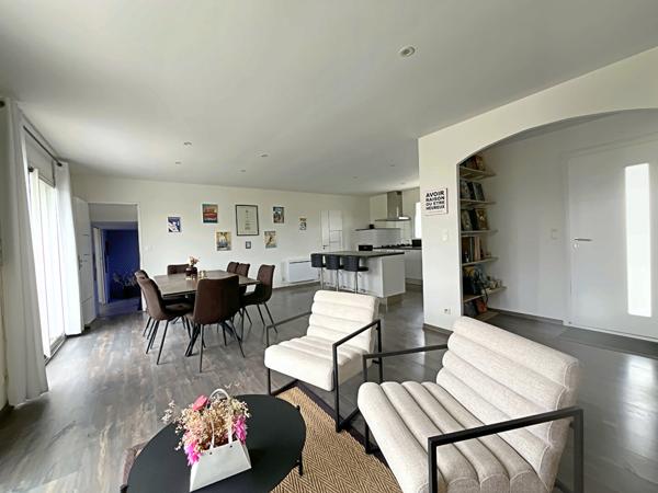 Maison familiale rénovée  Quartier résidentiel