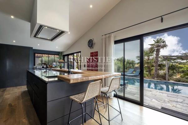 SUPERBE VILLA VUE MER AVEC PISCINE – L’HOUMEAU