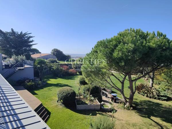 SUPERBE VILLA VUE MER AVEC PISCINE – L’HOUMEAU