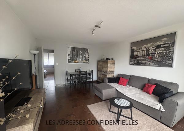 IRIGNY - T3 TRAVERSANT de 66m² - PLACE DE STATIONNEMENT - CAVE.