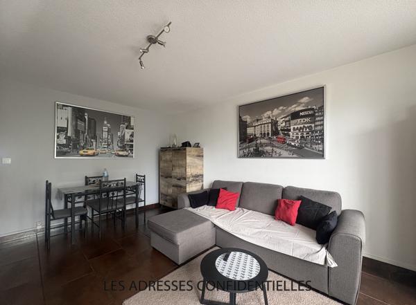 IRIGNY - T3 TRAVERSANT de 66m² - PLACE DE STATIONNEMENT - CAVE.