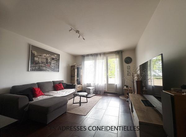 IRIGNY - T3 TRAVERSANT de 66m² - PLACE DE STATIONNEMENT - CAVE.