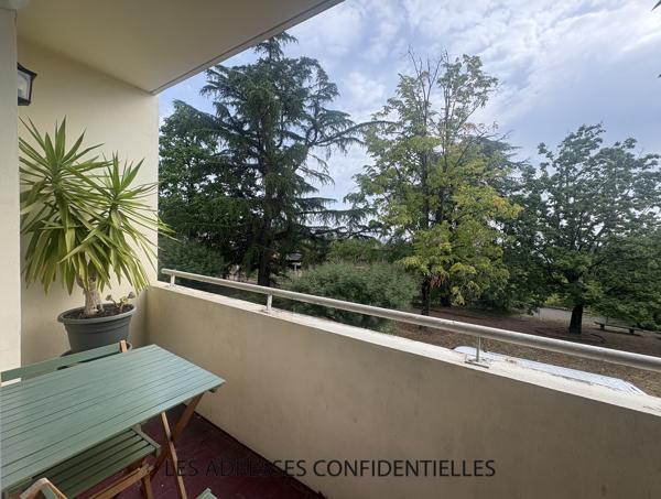 IRIGNY - T3 TRAVERSANT de 66m² - PLACE DE STATIONNEMENT - CAVE.